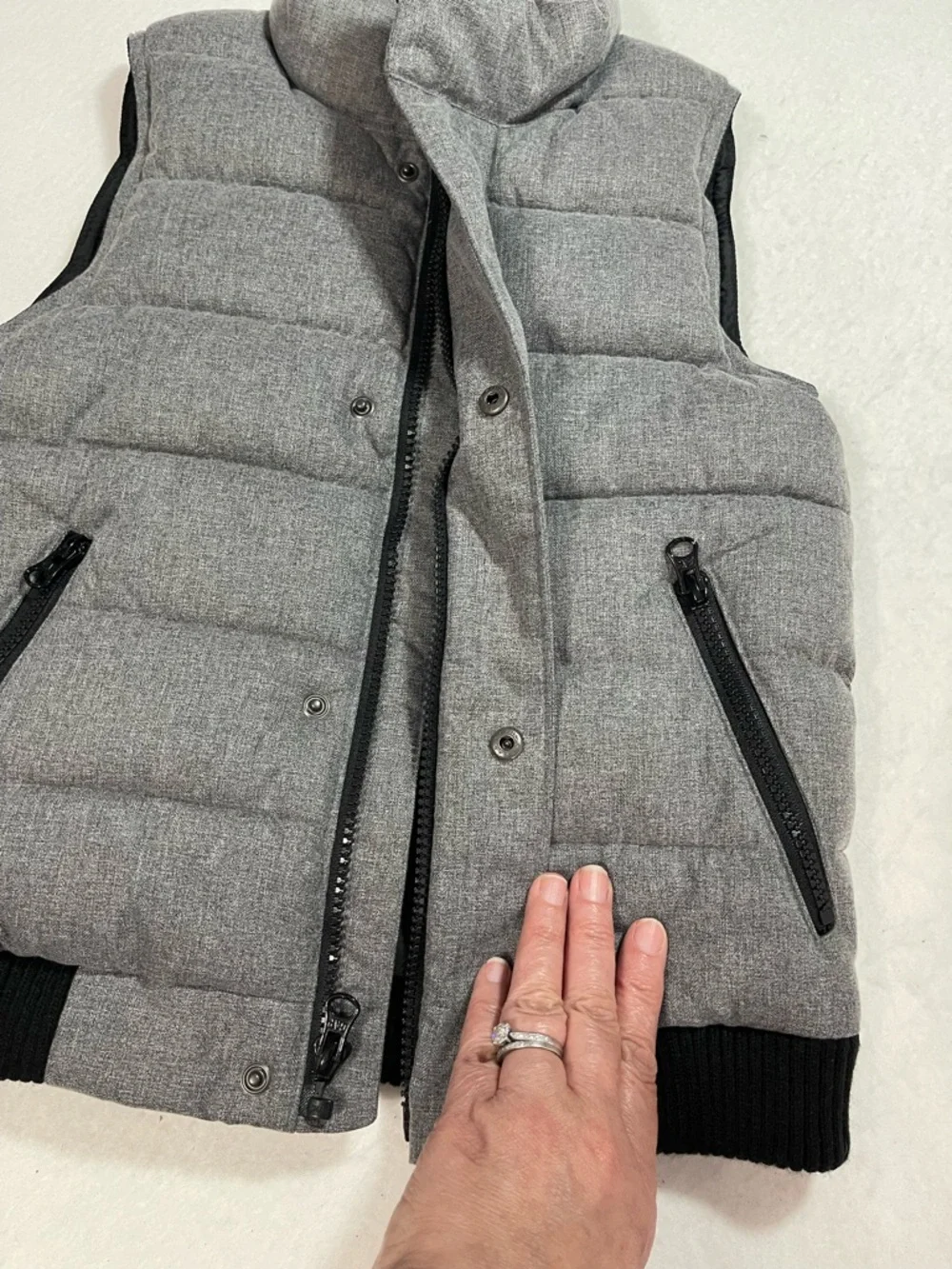 GAP Kids Gray and black puff vest size small‎